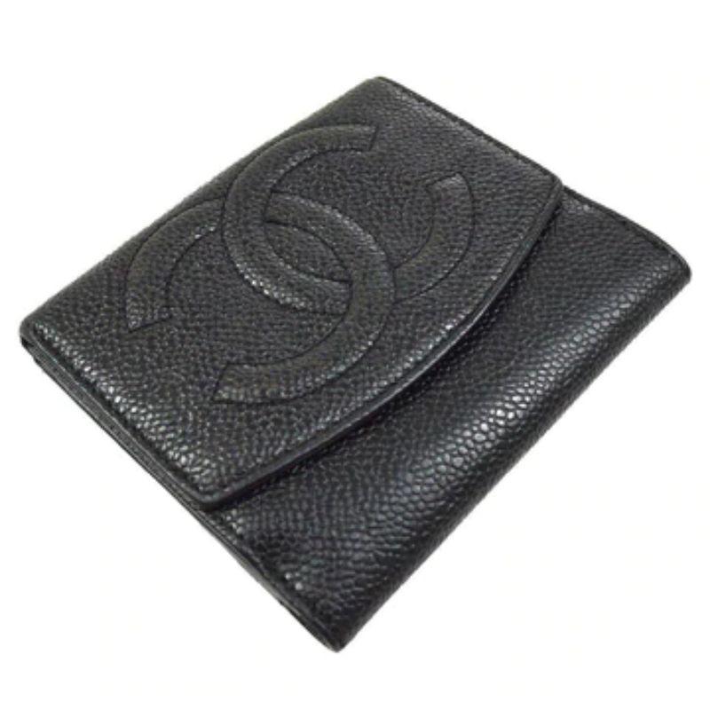 Chanel Schwarze große CC-Brieftasche aus Leder mit Monogramm in Kaviar

Wunderschönes großes Chanel CC Monogramm mit einem eleganten Detail aus schwarzem Kaviarleder. Es handelt sich um eine Brieftasche mit zwei Fächern und einem Hauptfach auf der