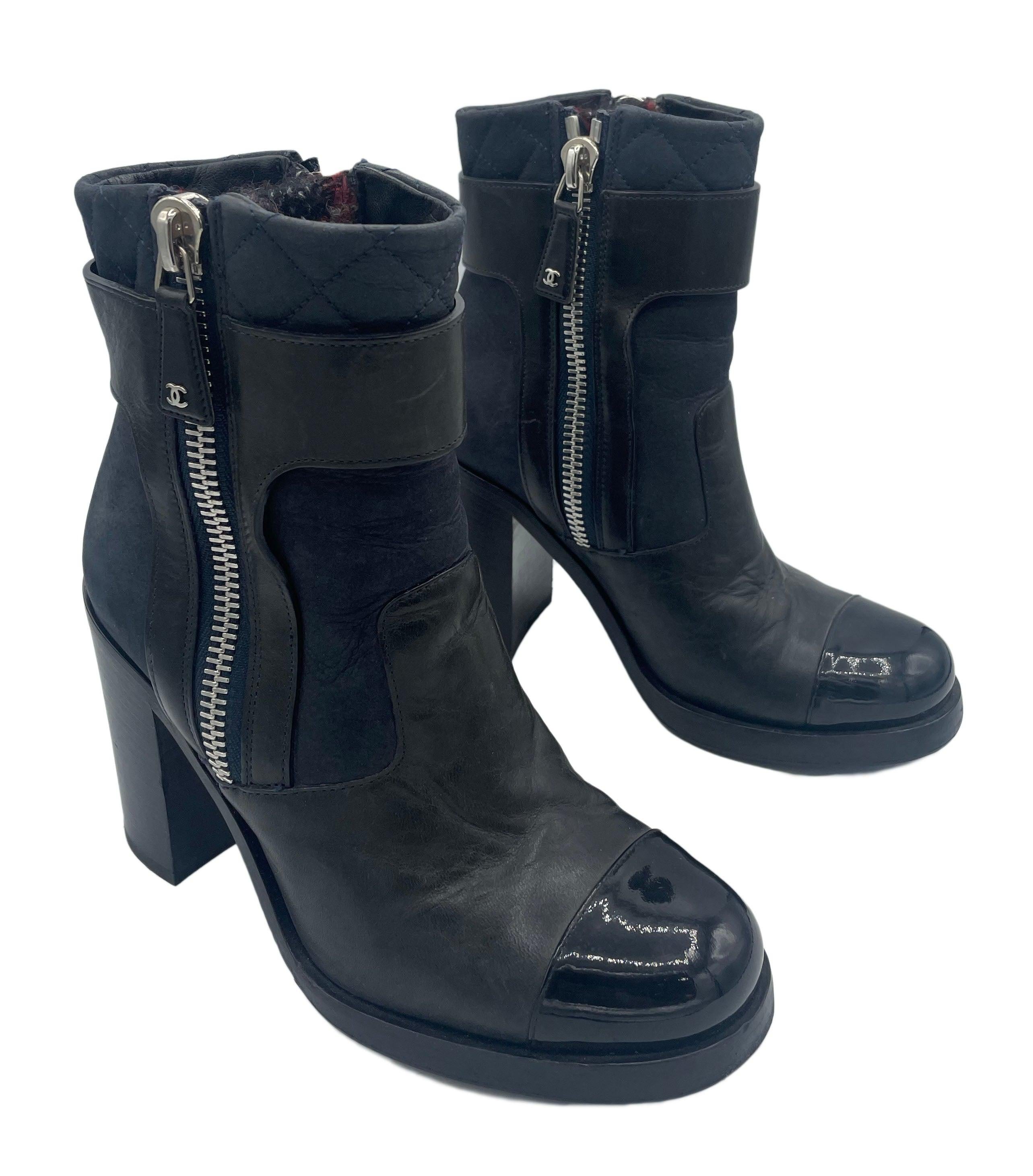 Cooler Biker-Chic.   CIRCA Mitte der 2010er Jahre Chanel schwarze Lederstiefeletten. Zwei seitliche Reißverschlüsse mit eingesetzten Wollkaro-Einsätzen. Klobiger Absatz und schwarze CAP-Zehe aus Lack. Gestepptes Oberteil und doppelter Clog an den