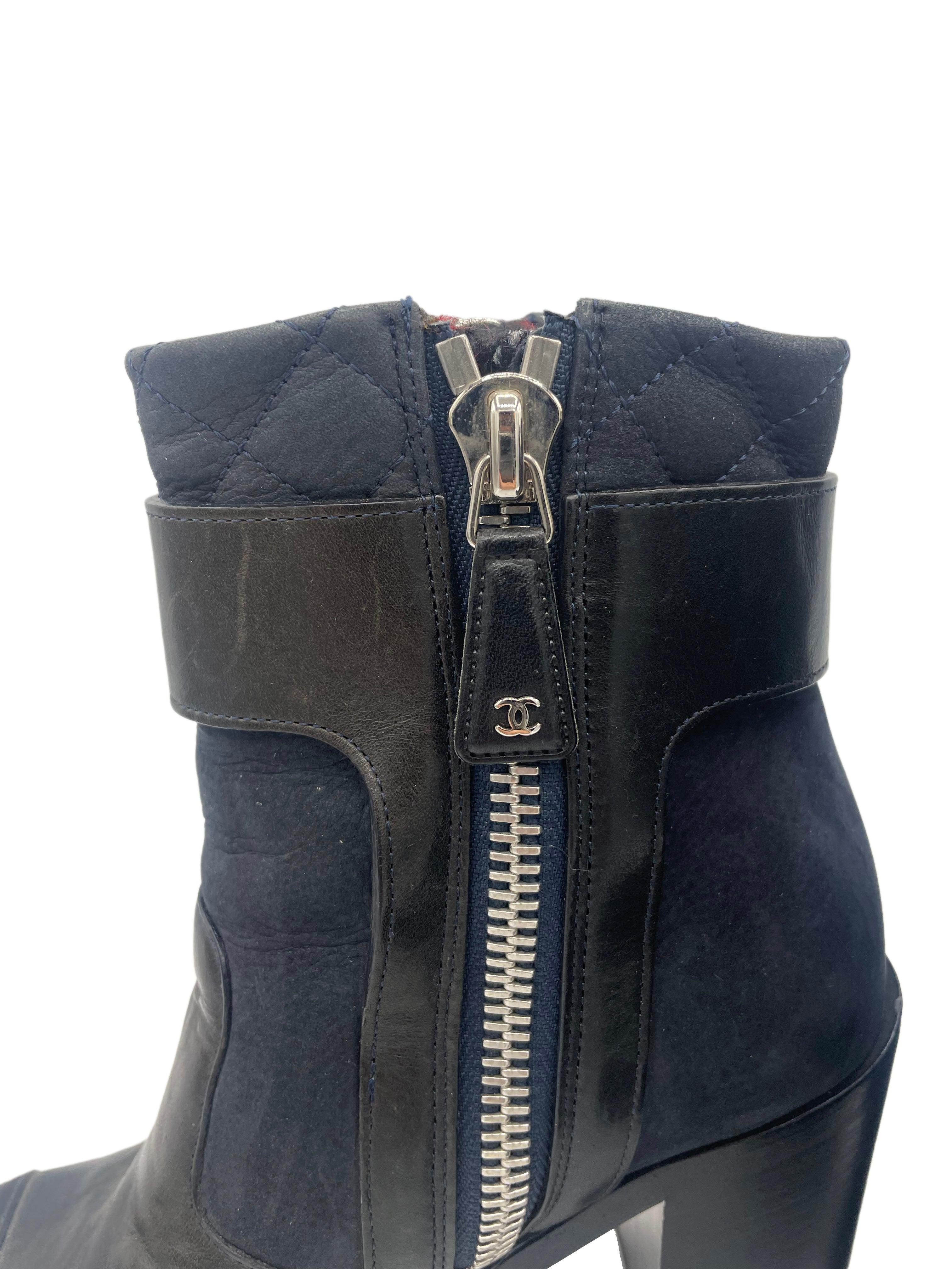 Chanel Schwarze Biker-Stiefeletten mit Zehen aus Lackleder, 2000er Jahre im Zustand „Hervorragend“ im Angebot in Los Angeles, CA
