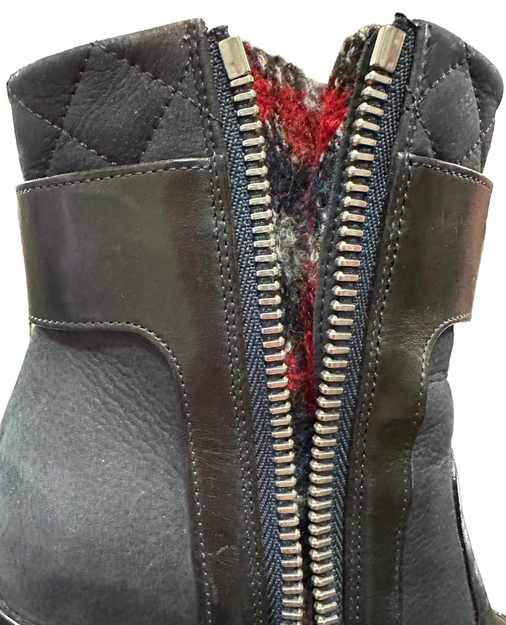 Chanel Schwarze Biker-Stiefeletten mit Zehen aus Lackleder, 2000er Jahre Damen im Angebot