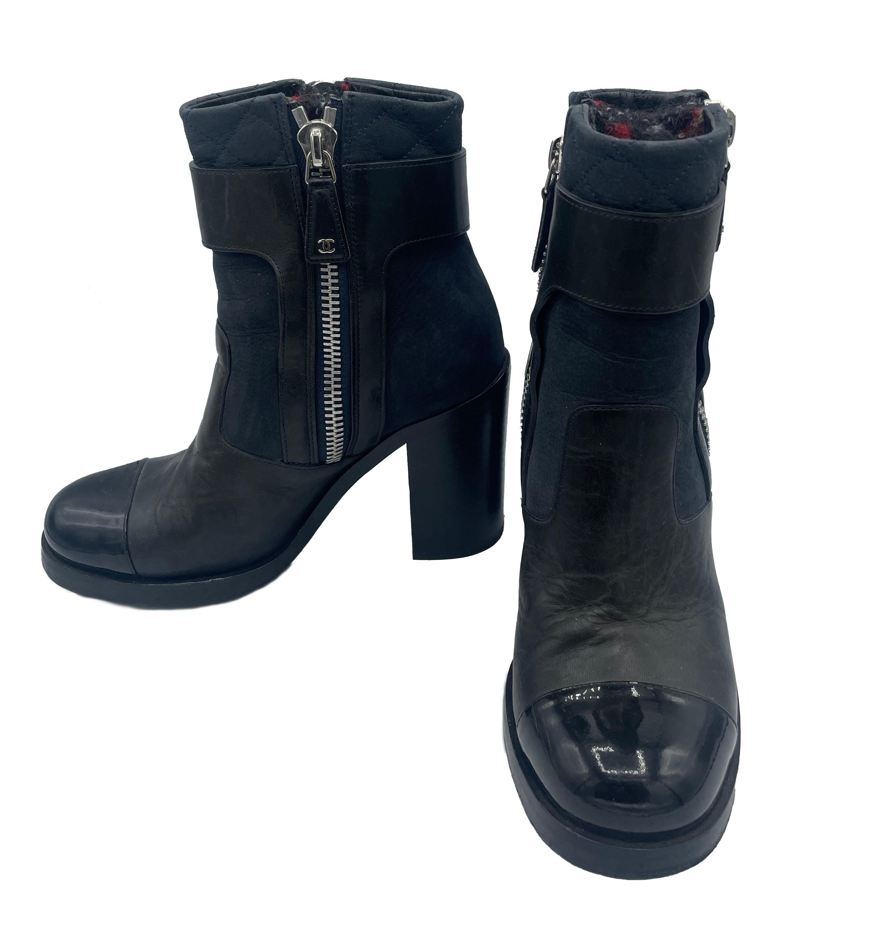 Chanel Schwarze Biker-Stiefeletten mit Zehen aus Lackleder, 2000er Jahre im Angebot