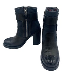 Chanel Schwarze Biker-Stiefeletten mit Zehen aus Lackleder, 2000er Jahre