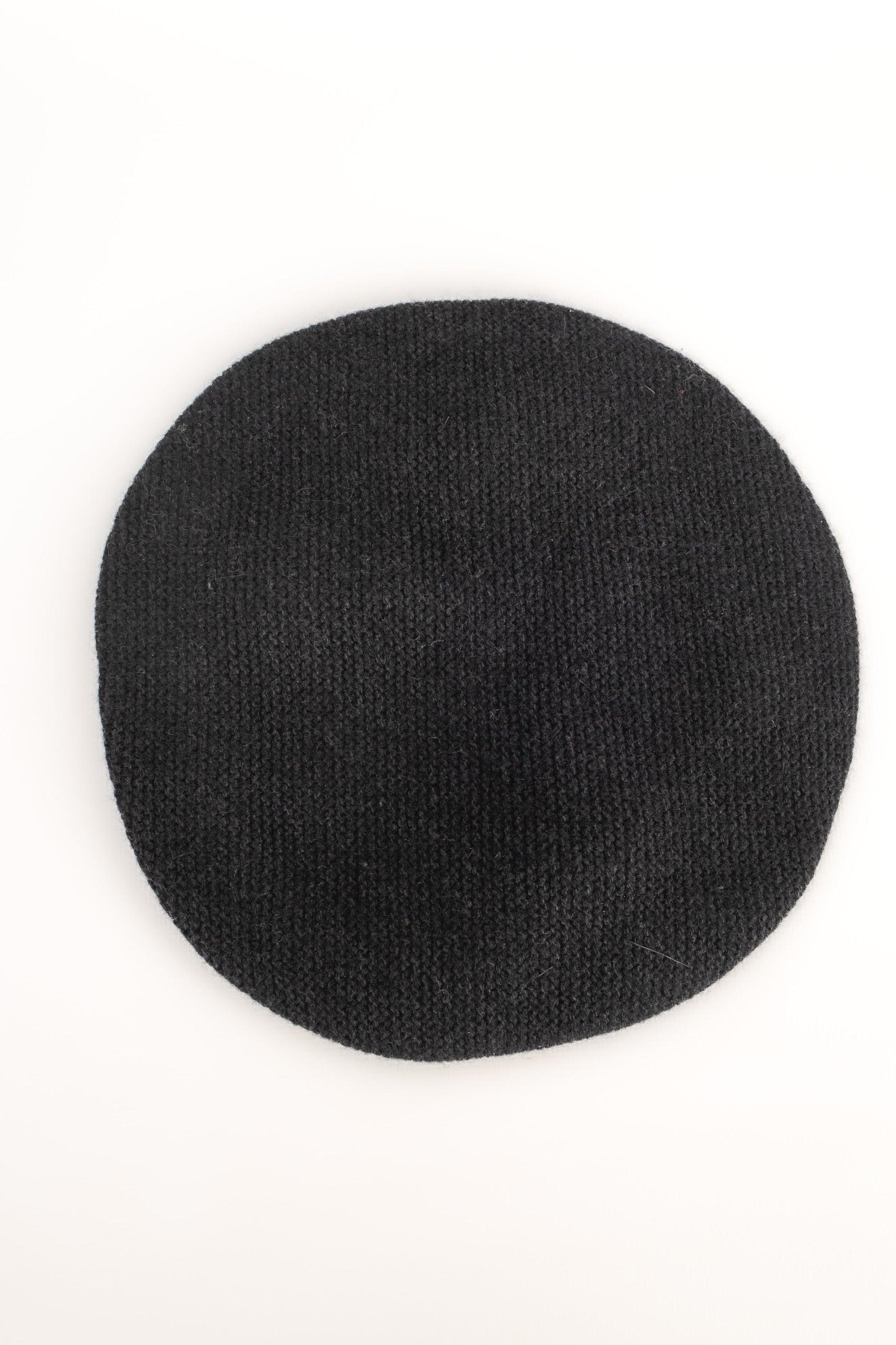 CHANEL - (Made in France) Black blended cashmere beret hat. 2008 Fall-Winter Collection, under the artistic direction of Karl Lagarfeld.

Additional information:
Condition: Very good condition
Dimensions: Head circumference: 60 cm

SKU:CHP102