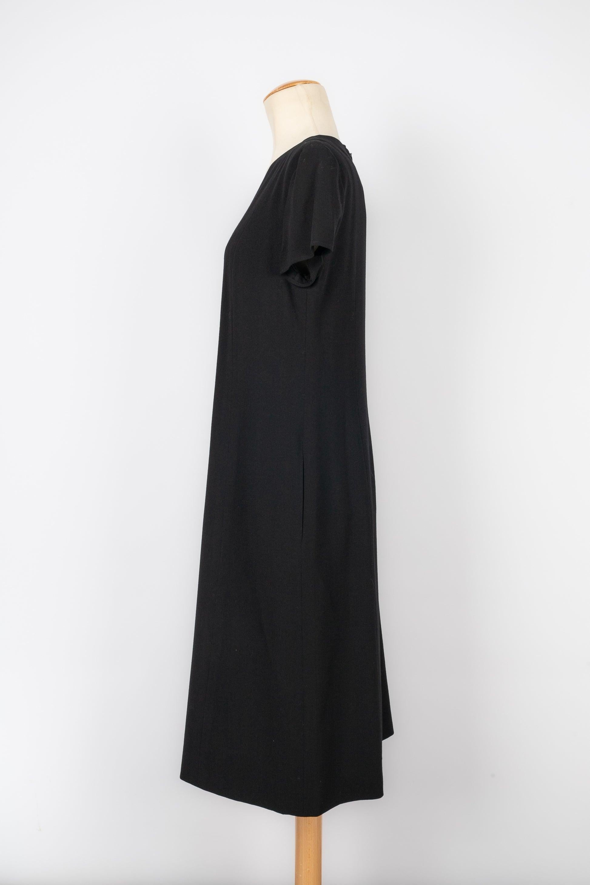 Chanel - (Made in France) Schwarzes Kleid aus Wollgemisch. Größe 42FR angegeben.

Zusätzliche Informationen:
Zustand: Sehr guter Zustand
Abmessungen: Schulterbreite: 42 cm - Brustumfang: 48 cm - Länge: 104 cm

Sellers Referenz: VR58