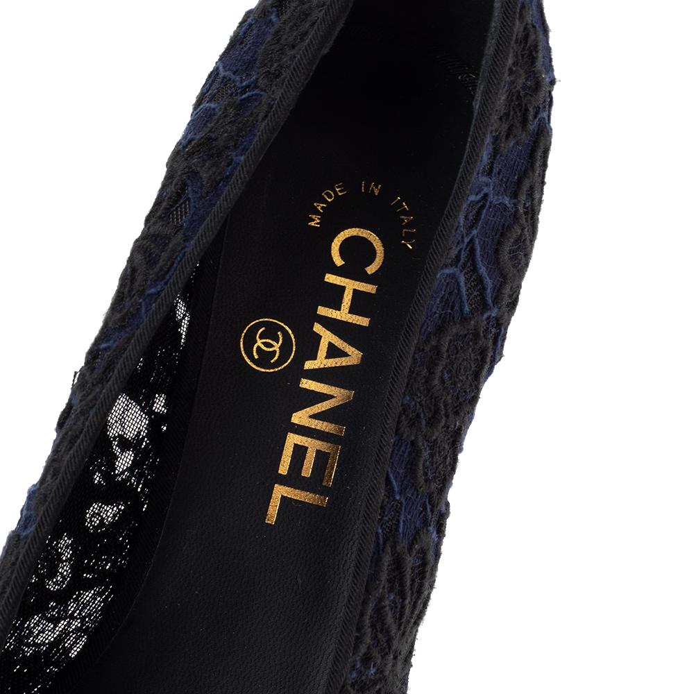 Chanel Black/Blue Lace and Fabric Cap Toe Block Heel Pumps Size 38.5 2