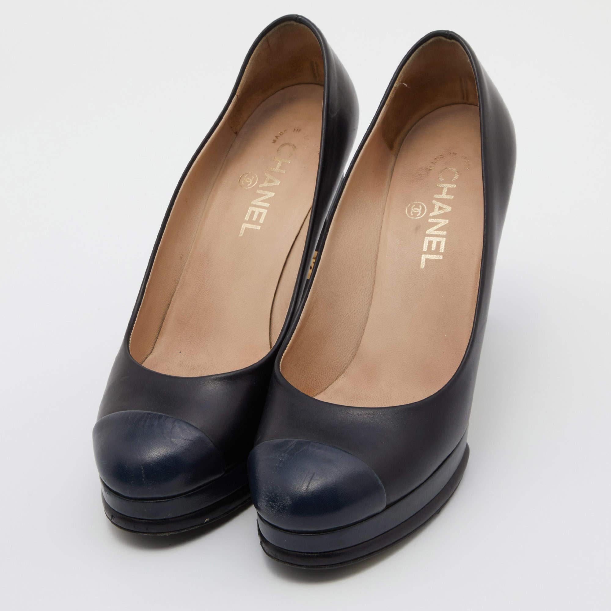 Exhibit an elegant style with this pair of Chanel pumps. These branded shoes for women are crafted from quality materials. They are set on durable soles and sleek heels.


Includes

Original Box