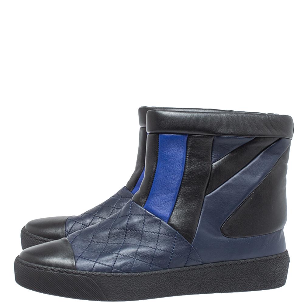 Chanel Black/Blue Leather Snow Ankle Boots Size 40 In Good Condition In Dubai, Al Qouz 2