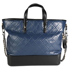 Chanel - Grand sac cabas Gabrielle en cuir de veau matelassé noir et bleu