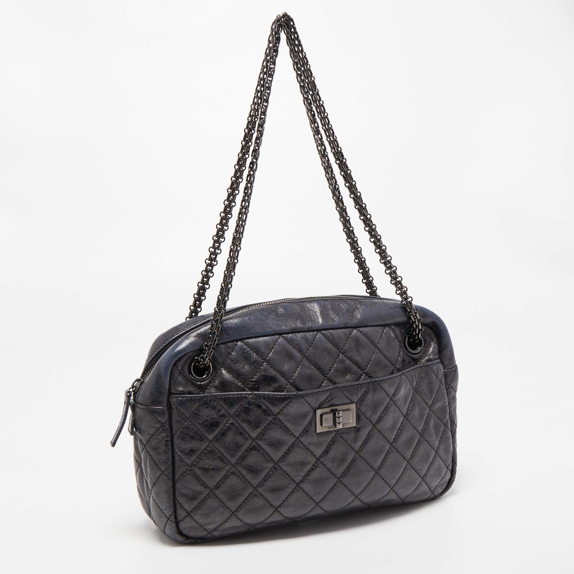 For a look that is complete with style, taste, and a touch of luxe, this designer bag is the perfect addition. Flaunt this beauty on your shoulder and revel in the taste of luxury it leaves you with.

