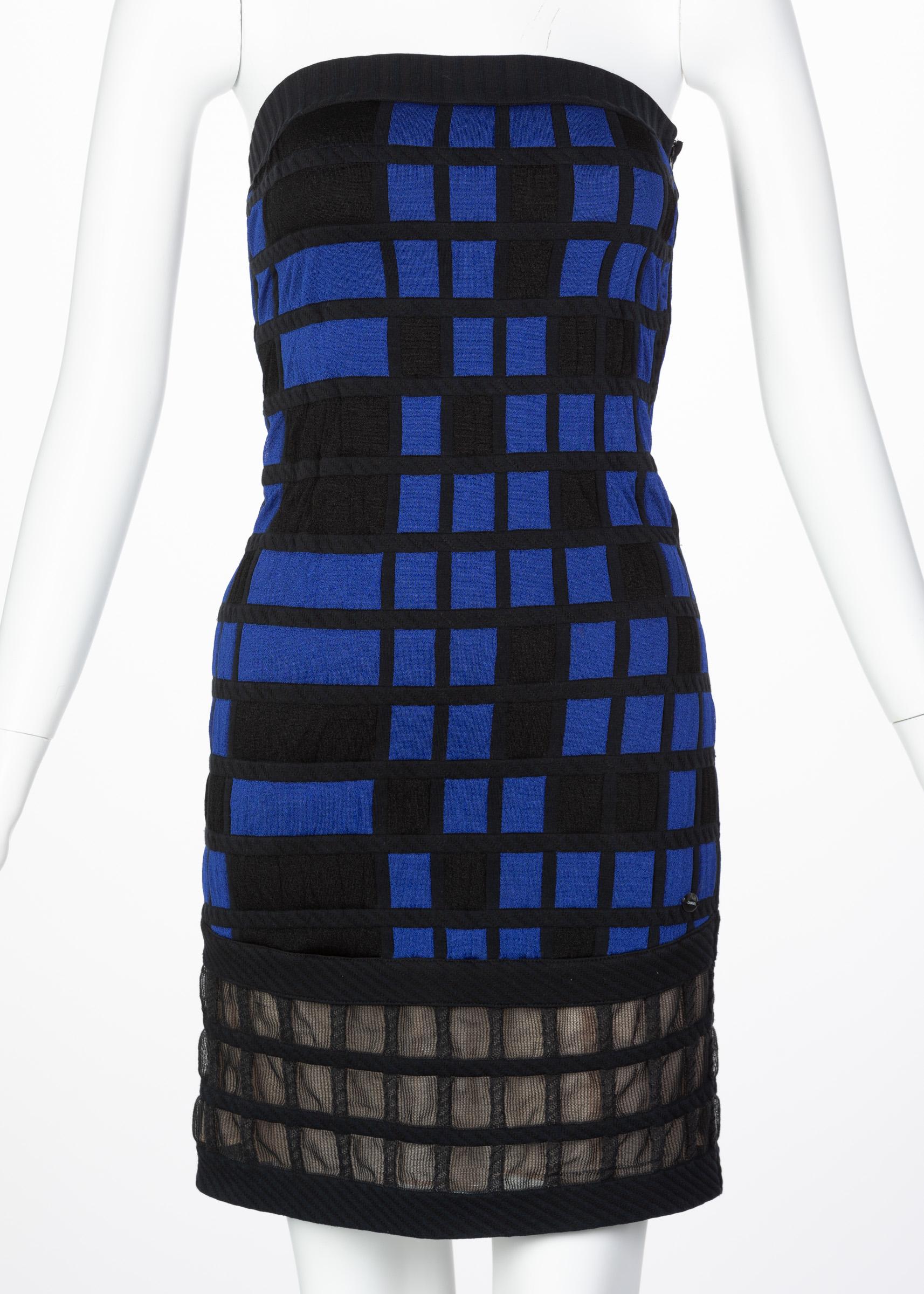 Manteniendo siempre la modernidad, la colección Chanel 2013 jugó con una estética gráfica y geométrica. Destacando la sencillez de los lunares, las cuadrículas y la guinga, la colección reimaginó lo mundano y lo recreó absolutamente à la Chanel. Una