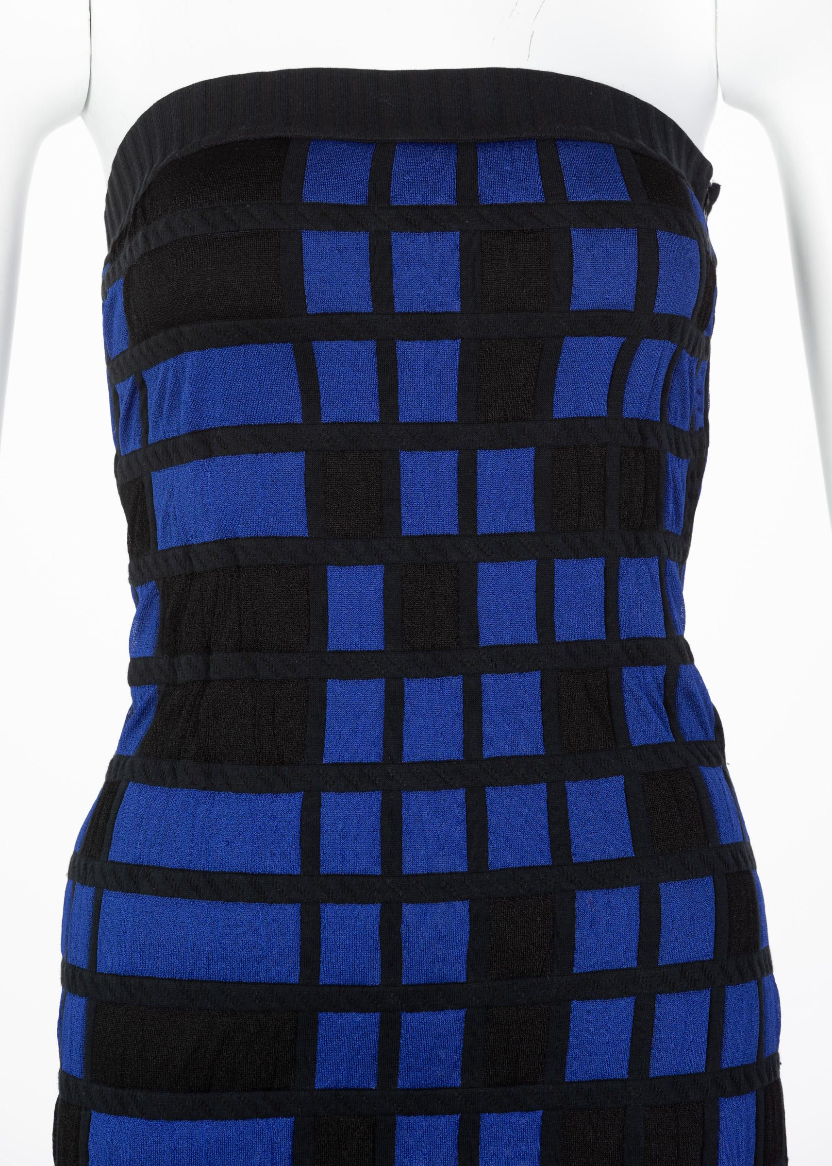 Chanel, mini-robe sans bretelles noire et bleue, défilé 2013 Pour femmes en vente