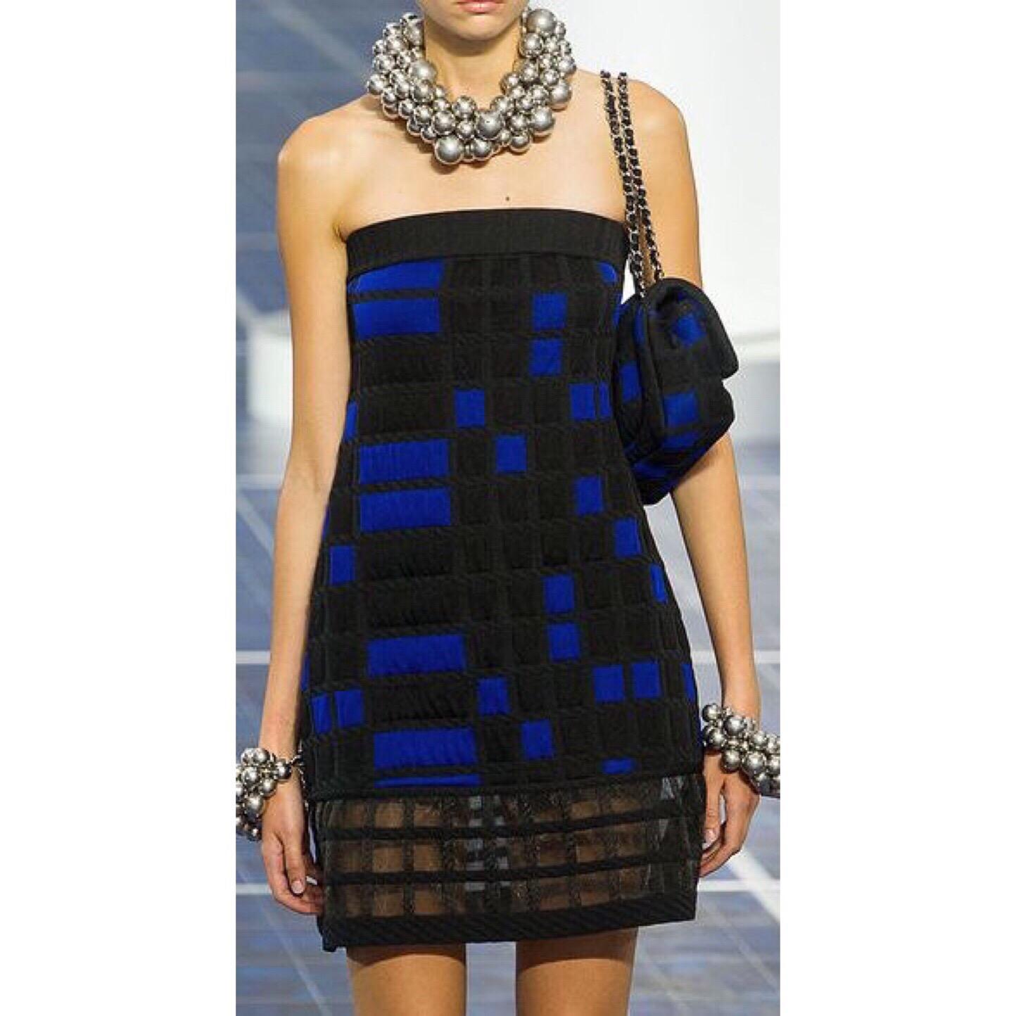 Chanel, mini-robe sans bretelles noire et bleue, défilé 2013 en vente 3