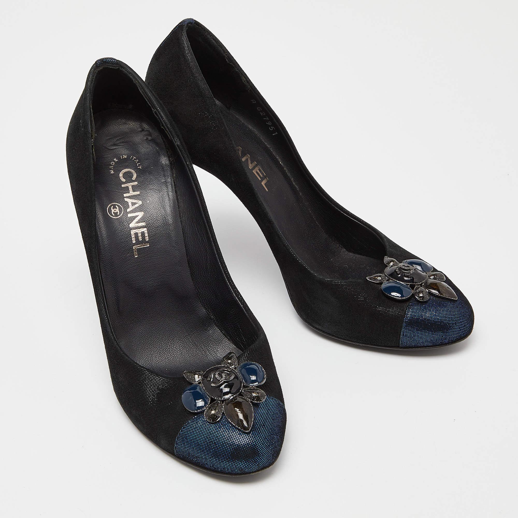 Chanel - Escarpins en daim noir/bleu avec embellissement CC Cap Toe - Taille 39,5 État moyen - En vente à Dubai, Al Qouz 2