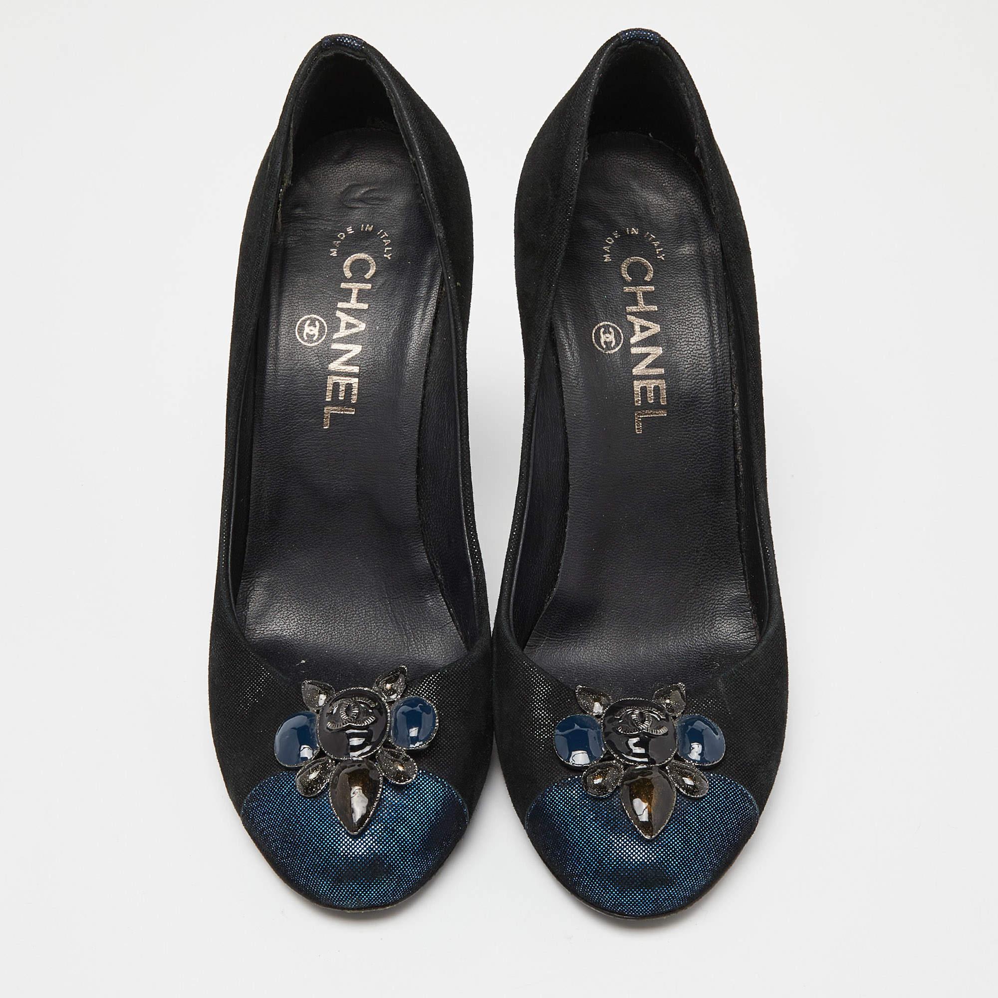 Women's Chanel Black/Blue Suede Embellished CC Cap Toe Pumps Size 39.5 For Sale