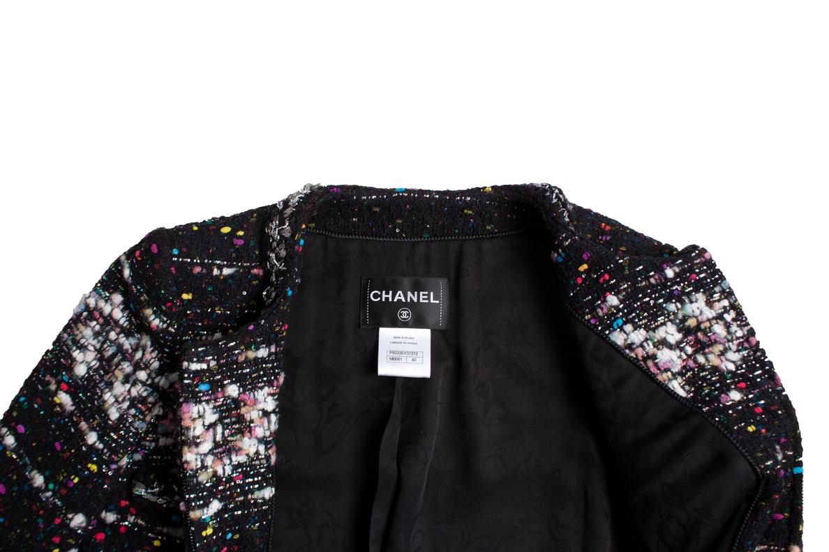 Chanel, cappotto in bouclè nero con trama multicolore in vendita 5