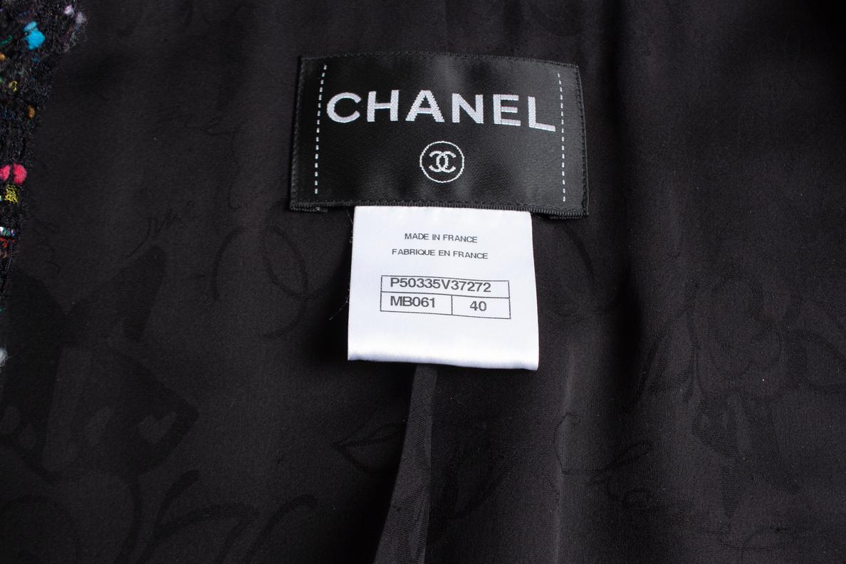 Chanel, cappotto in bouclè nero con trama multicolore in vendita 6