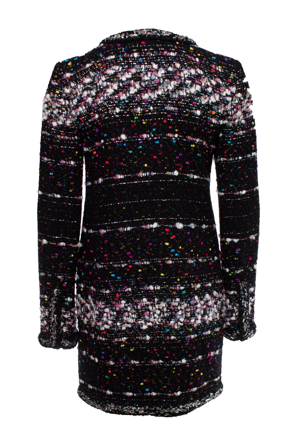 Chanel, cappotto in bouclé nero con trama multicolore e bordi in lurex argento. L'articolo ha 4 tasche sul davanti. L'articolo è in ottime condizioni. La cerniera può essere aperta su entrambi i lati.

- CONDIZIONE: ottime condizioni

- TAGLIA: FR40