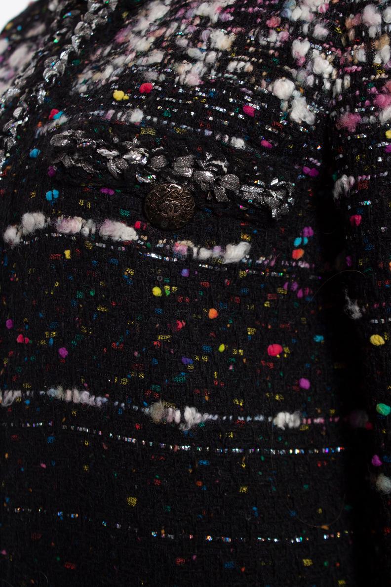 Donna Chanel, cappotto in bouclè nero con trama multicolore in vendita