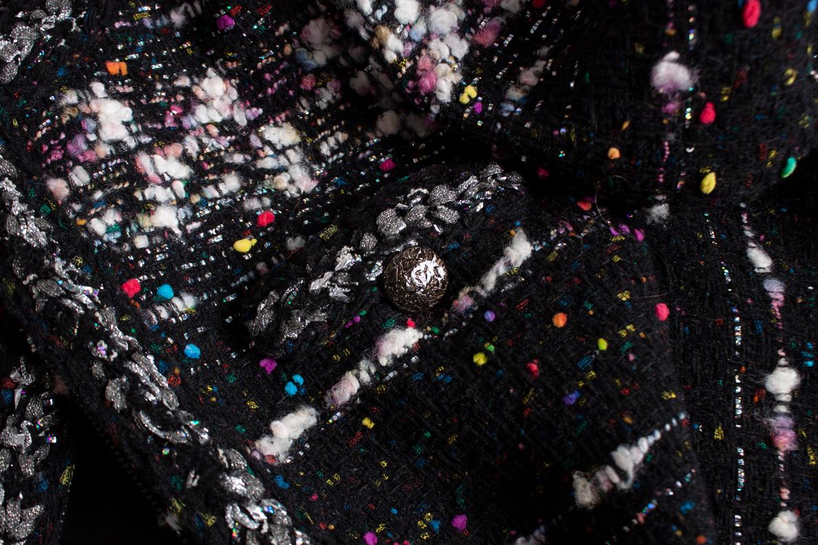 Chanel, cappotto in bouclè nero con trama multicolore in vendita 1