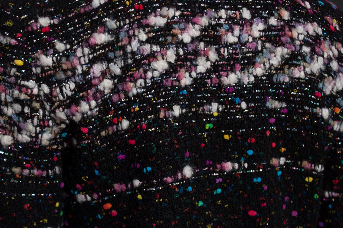 Chanel, cappotto in bouclè nero con trama multicolore in vendita 2