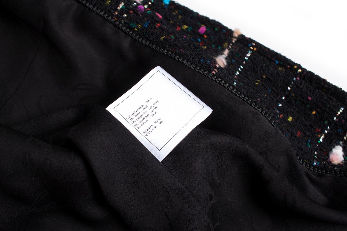 Chanel, cappotto in bouclè nero con trama multicolore in vendita 3