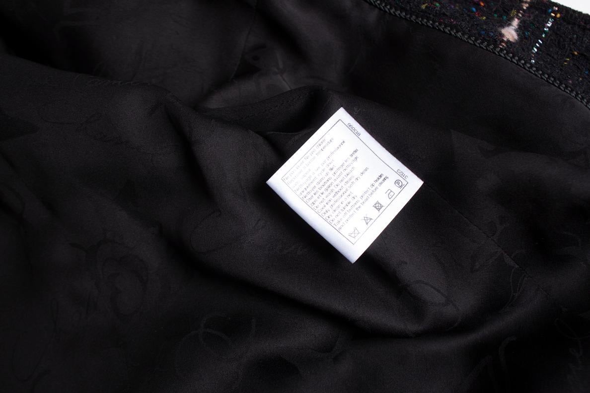Chanel, cappotto in bouclè nero con trama multicolore in vendita 4