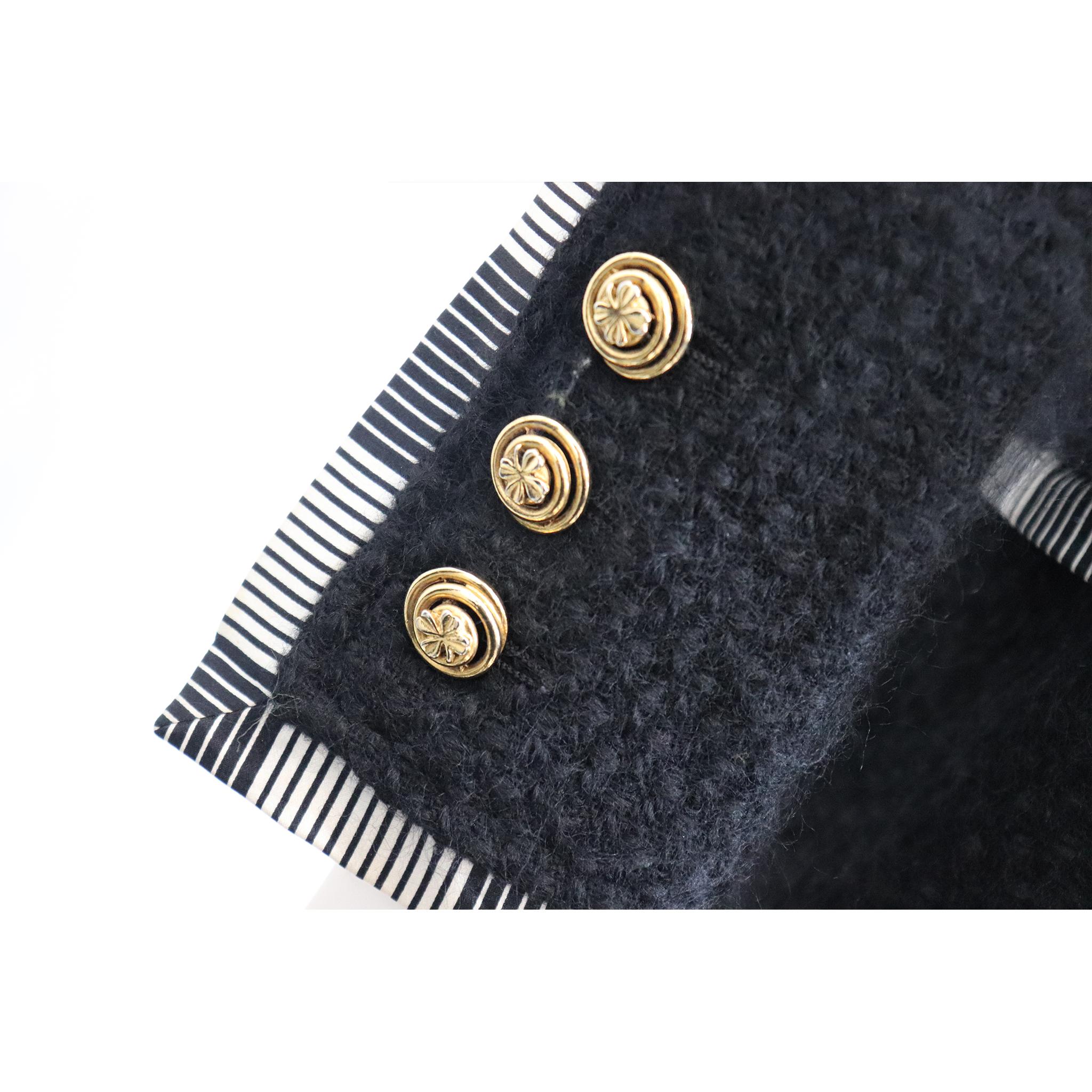 Chanel Schwarzes Kostüm mit Streifen und Goldakzenten (5-tlg) Circa 1990er im Angebot 5