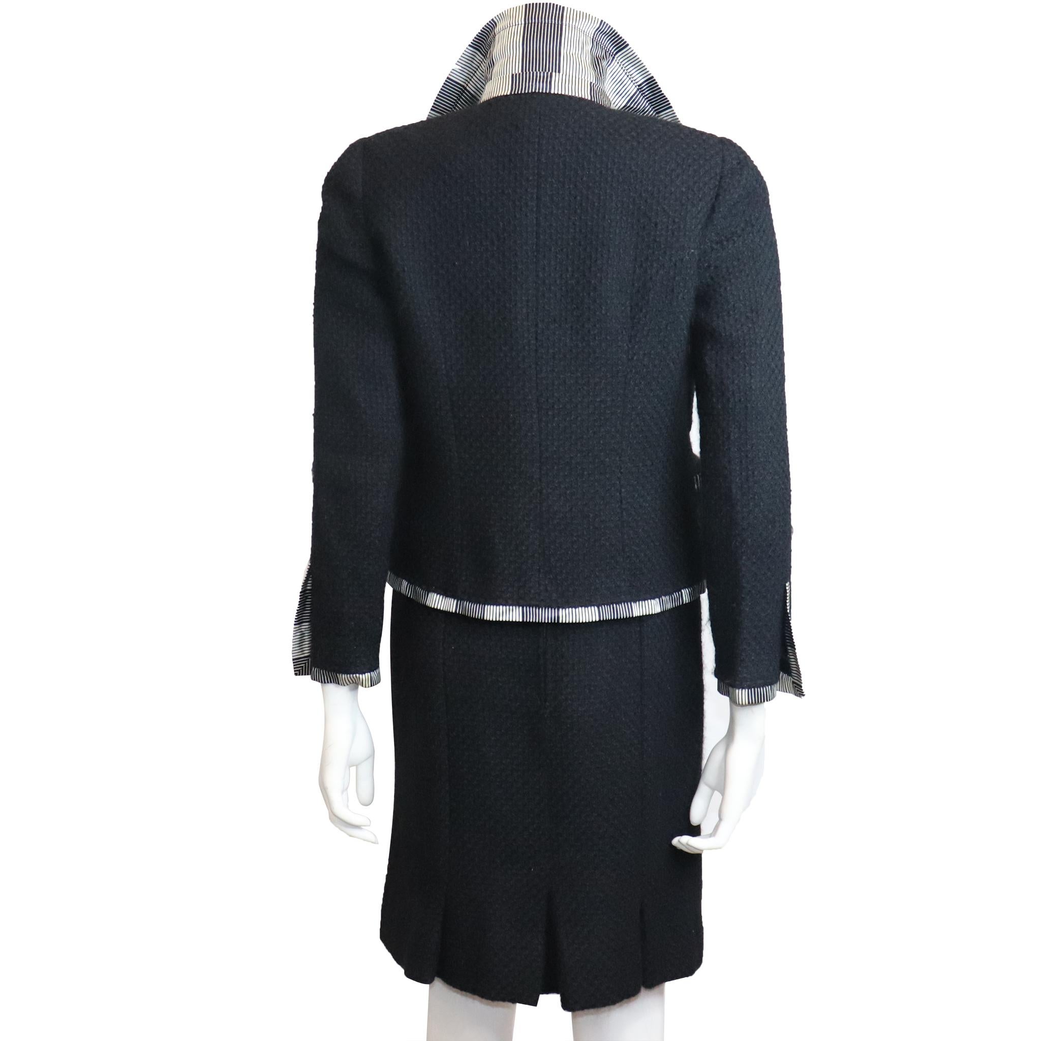 Chanel Schwarzes Kostüm mit Streifen und Goldakzenten (5-tlg) Circa 1990er im Zustand „Hervorragend“ im Angebot in Los Angeles, CA