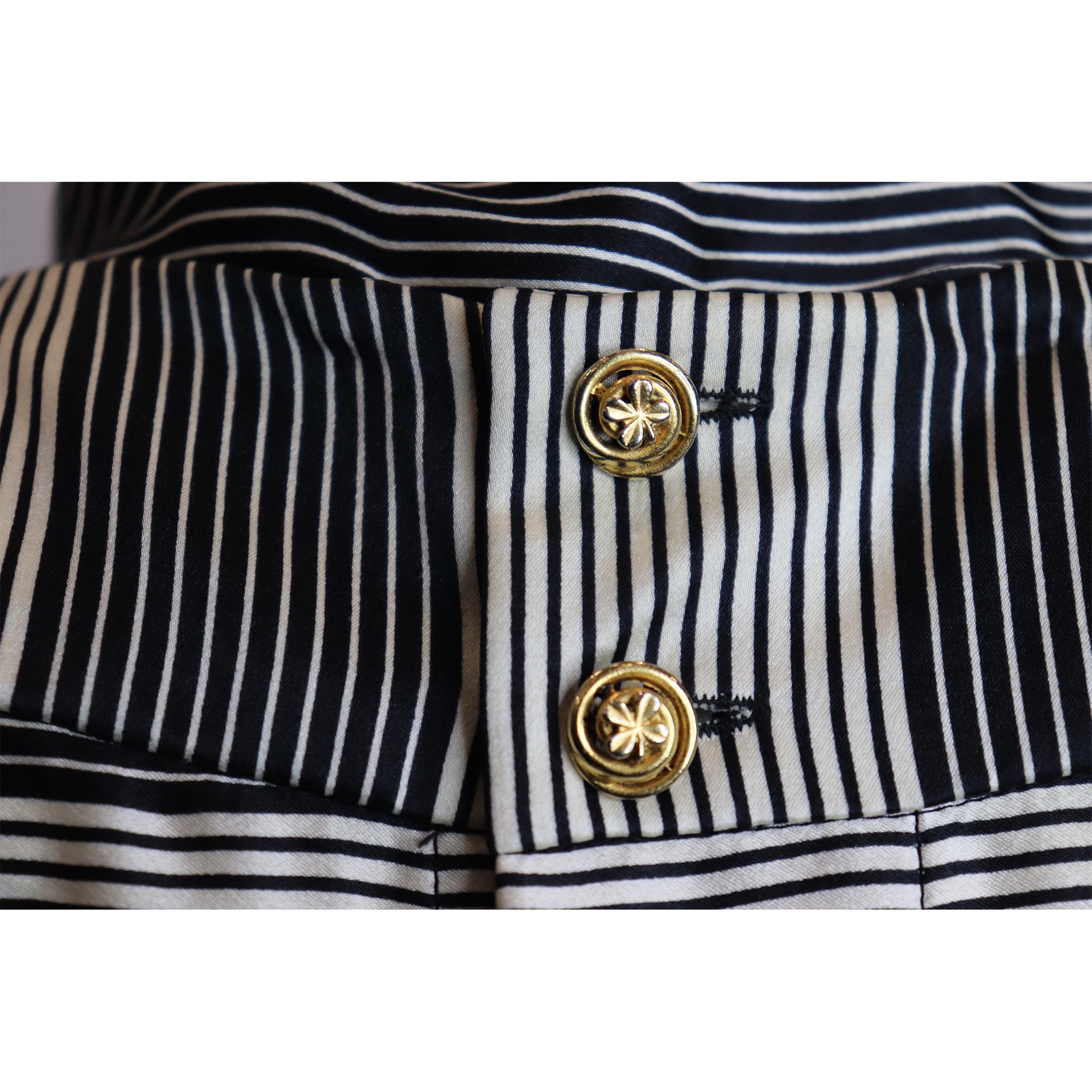 Chanel Schwarzes Kostüm mit Streifen und Goldakzenten (5-tlg) Circa 1990er im Angebot 6