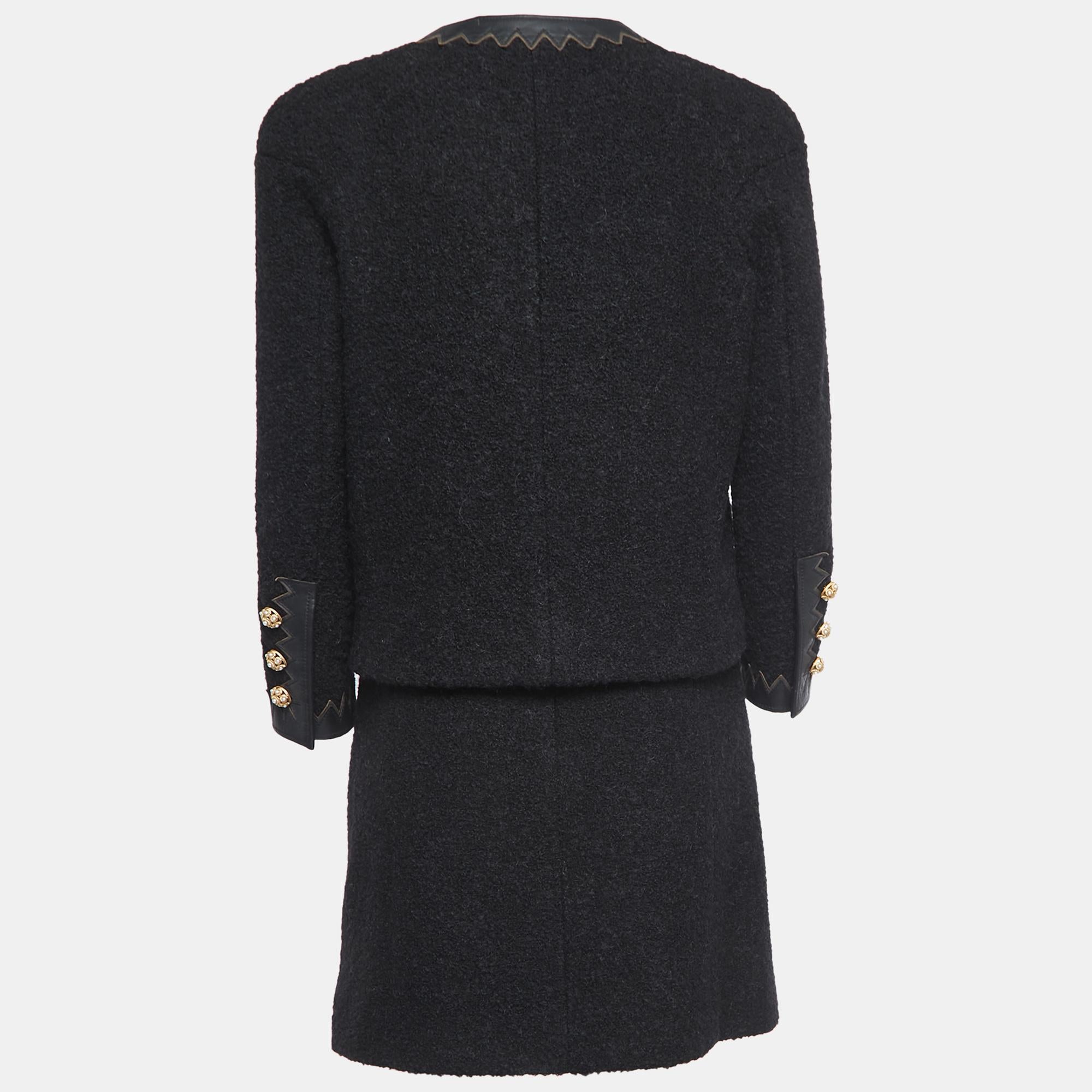 Characterized by impeccable tailoring, a good fit, and the use of fine fabric, this Chanel skirt suit will help you serve stylish looks. Style it with heels or flats to bring out the appeal of the creation.

