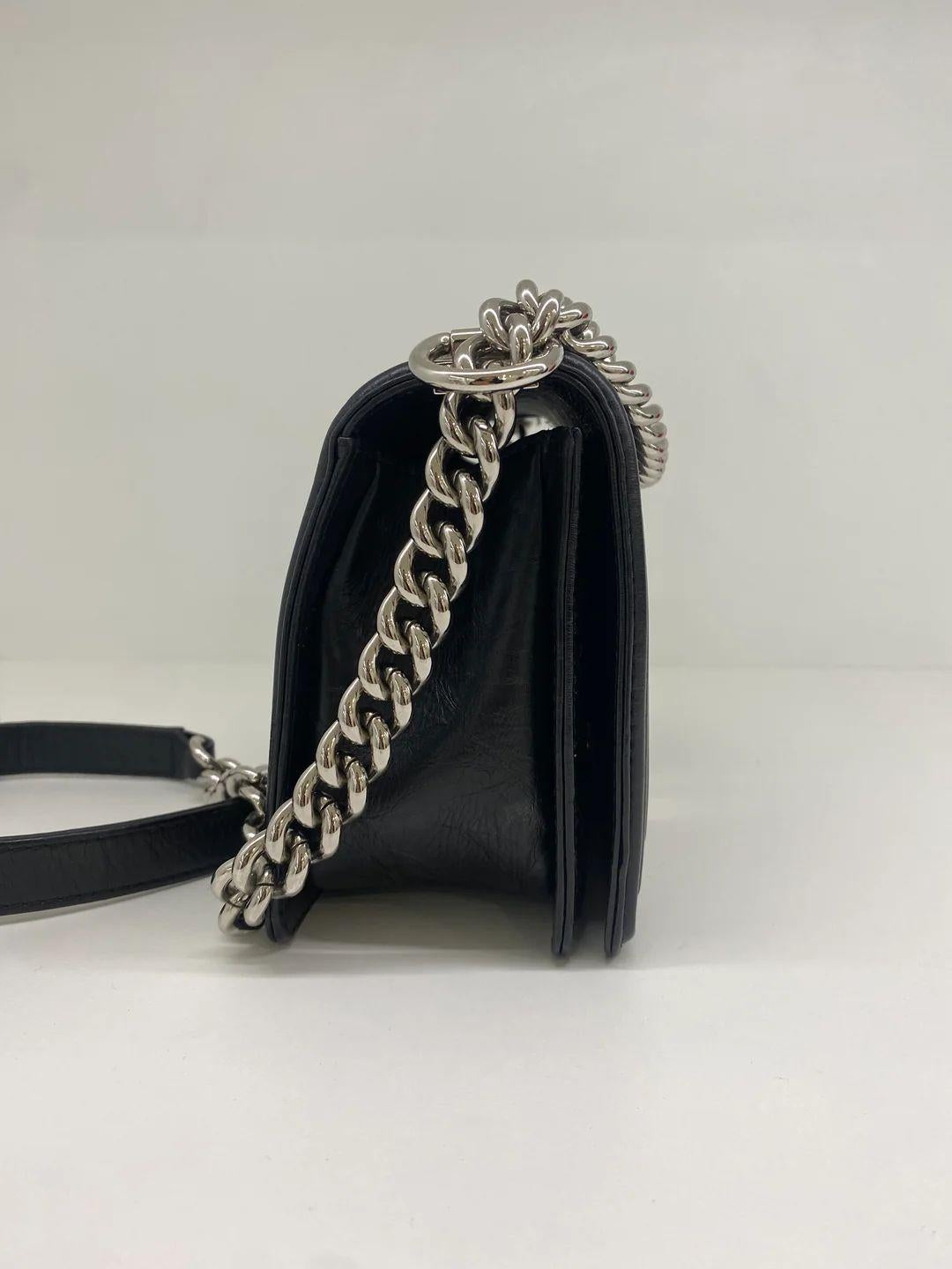 Chanel Schwarze Boy Bag mit Kettendetail SHW - Medium für Damen oder Herren im Angebot