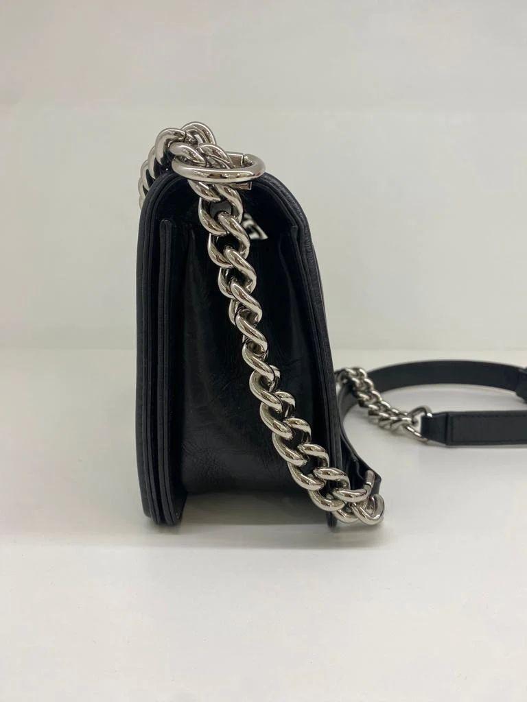 Chanel Schwarze Boy Bag mit Kettendetail SHW - Medium im Angebot 1