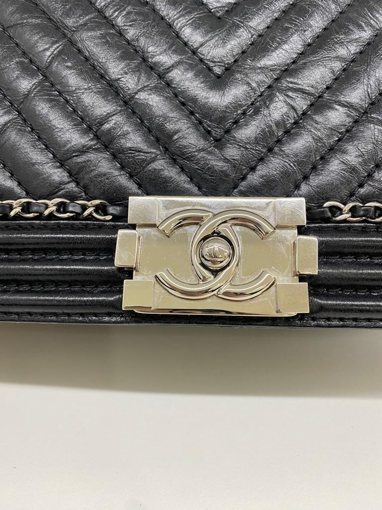 Chanel Schwarze Boy Bag mit Kettendetail SHW - Medium im Angebot 2