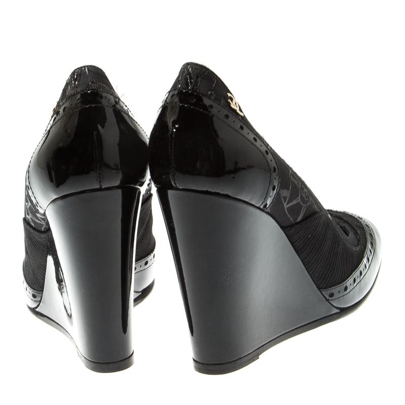 Chanel Black Brogue Patent Leather And Canvas Wedge Pumps Size 41 In New Condition In Dubai, Al Qouz 2