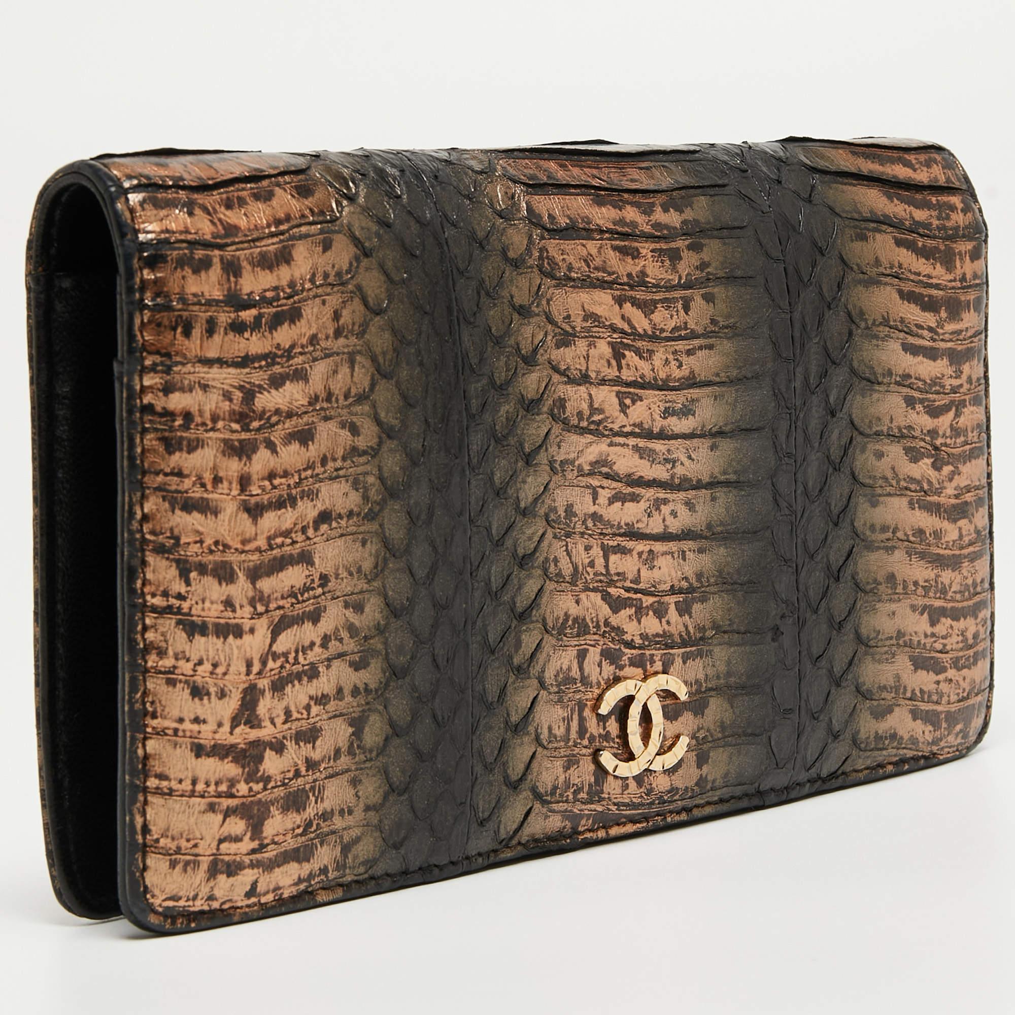 Chanel Black/Bronze Snakeskin CC Yen Wallet In Good Condition For Sale In Dubai, Al Qouz 2