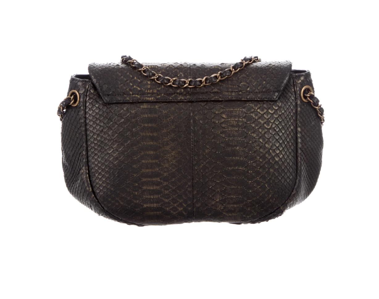 Snakeskin
Silver-tone hardware
Leather lining
Flip-lock closure
Includes dust bag
Shoulder strap drop 16