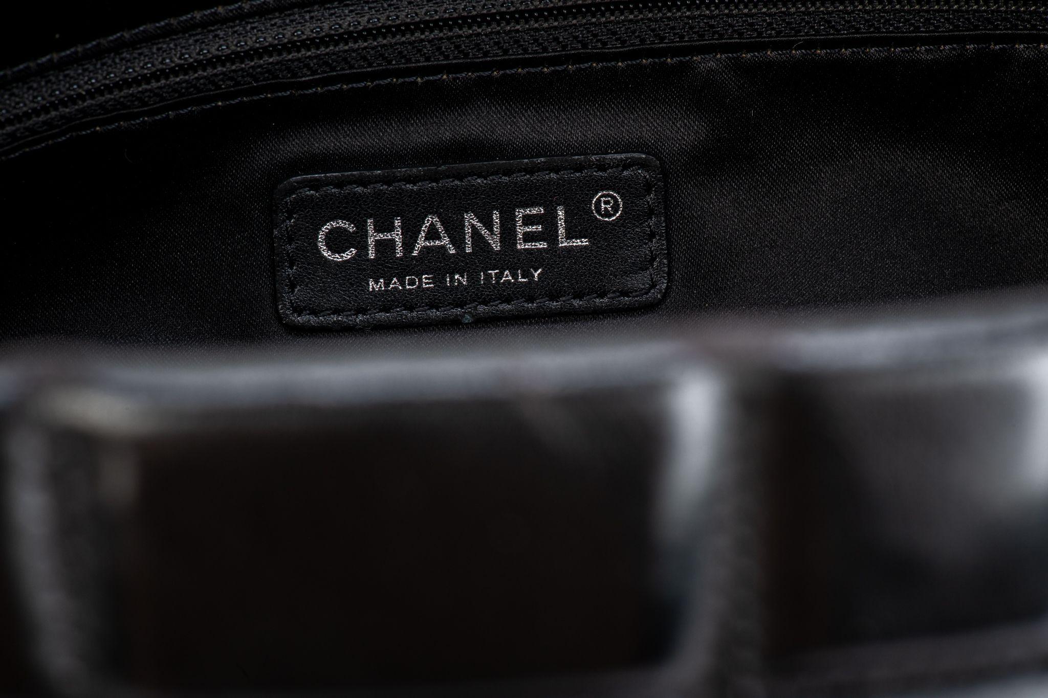 Chanel Große Tragetasche aus schwarzem gebürstetem Leder im Angebot 6