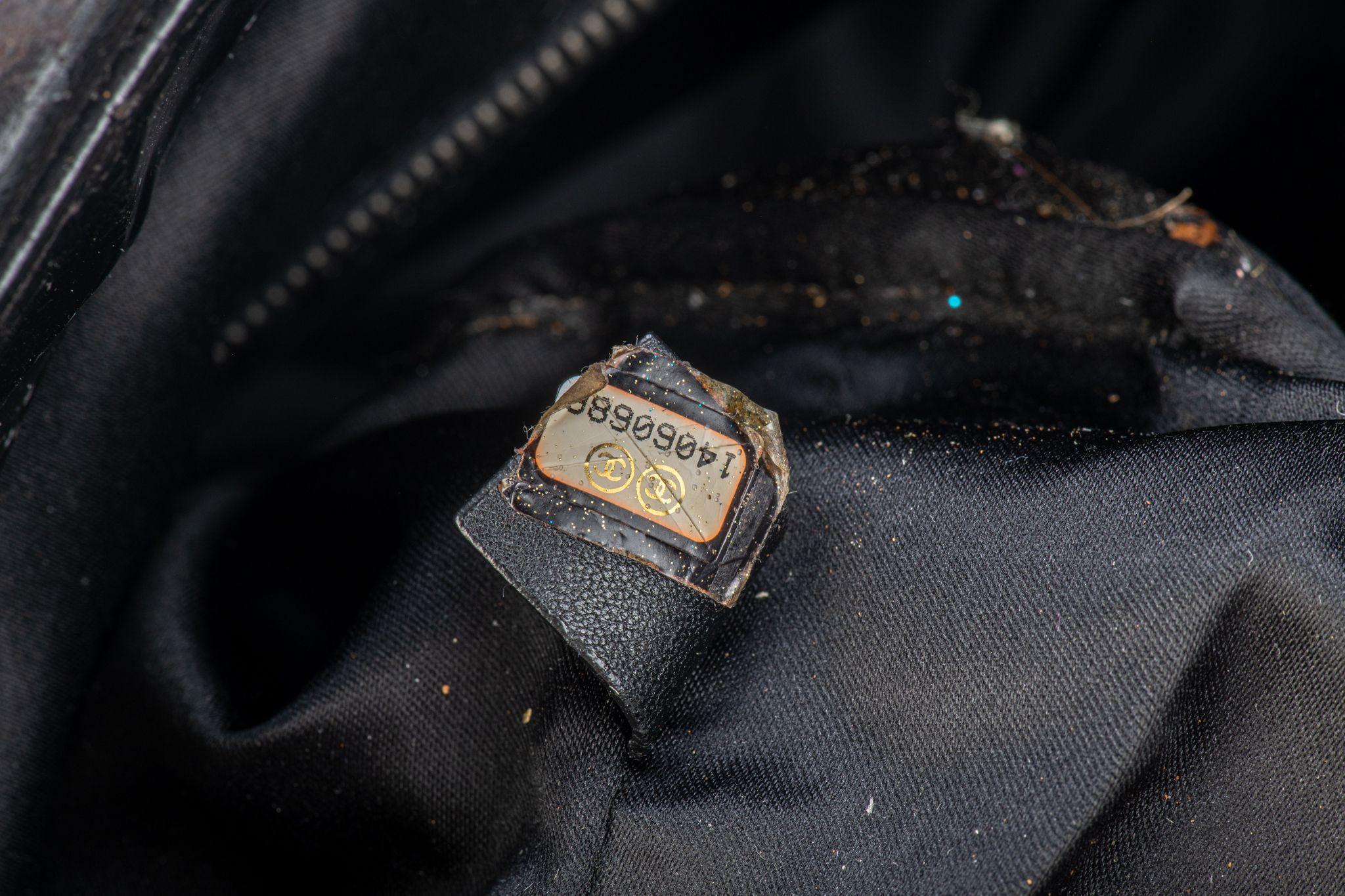 Chanel Große Tragetasche aus schwarzem gebürstetem Leder im Angebot 7