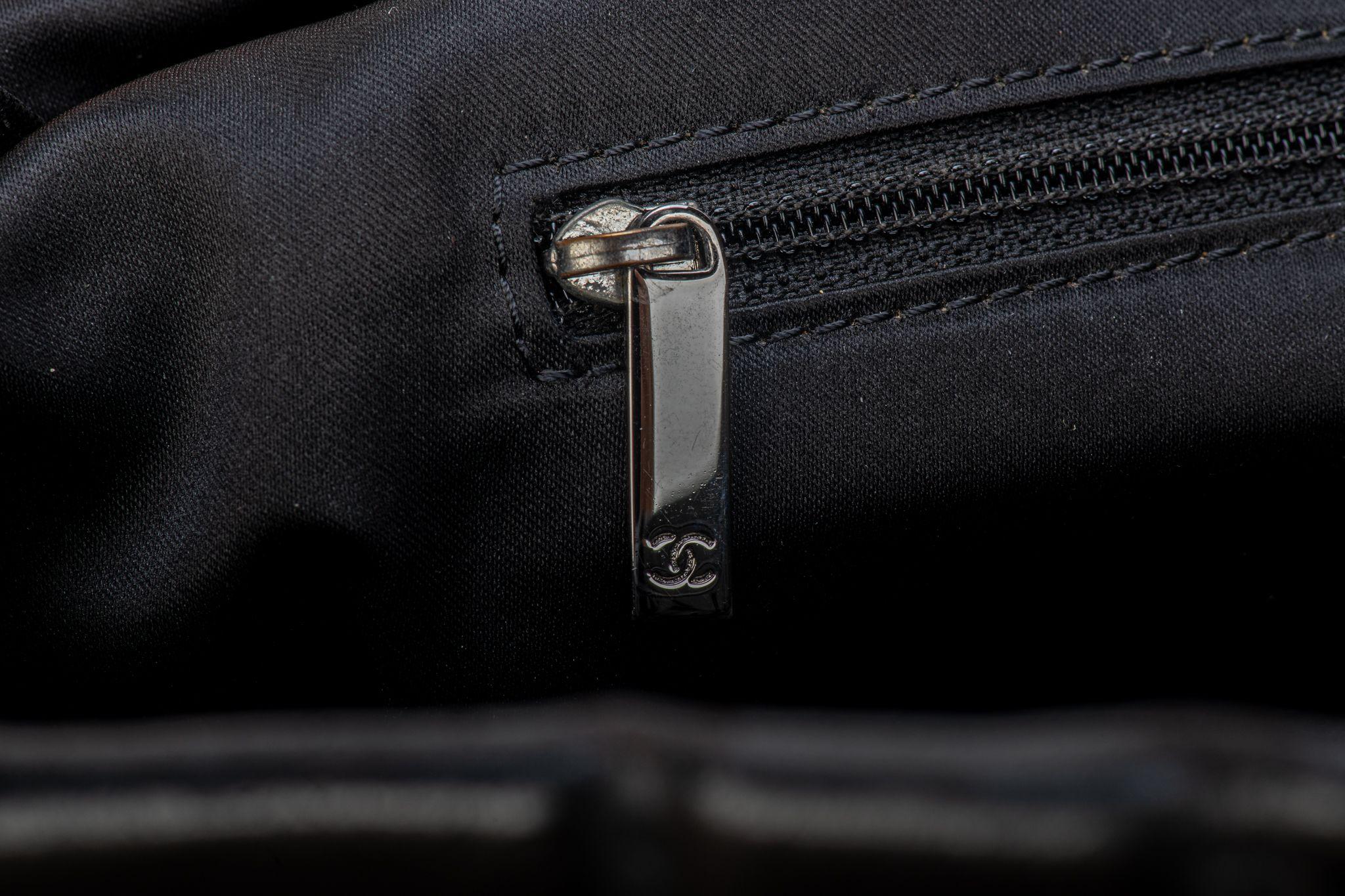 Chanel Große Tragetasche aus schwarzem gebürstetem Leder im Angebot 9