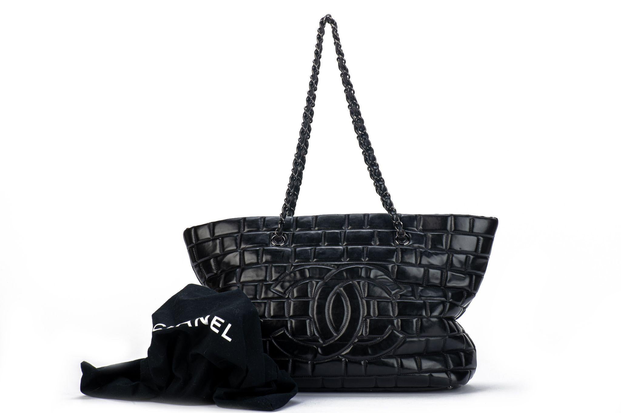 Chanel Große Tragetasche aus schwarzem gebürstetem Leder im Angebot 10