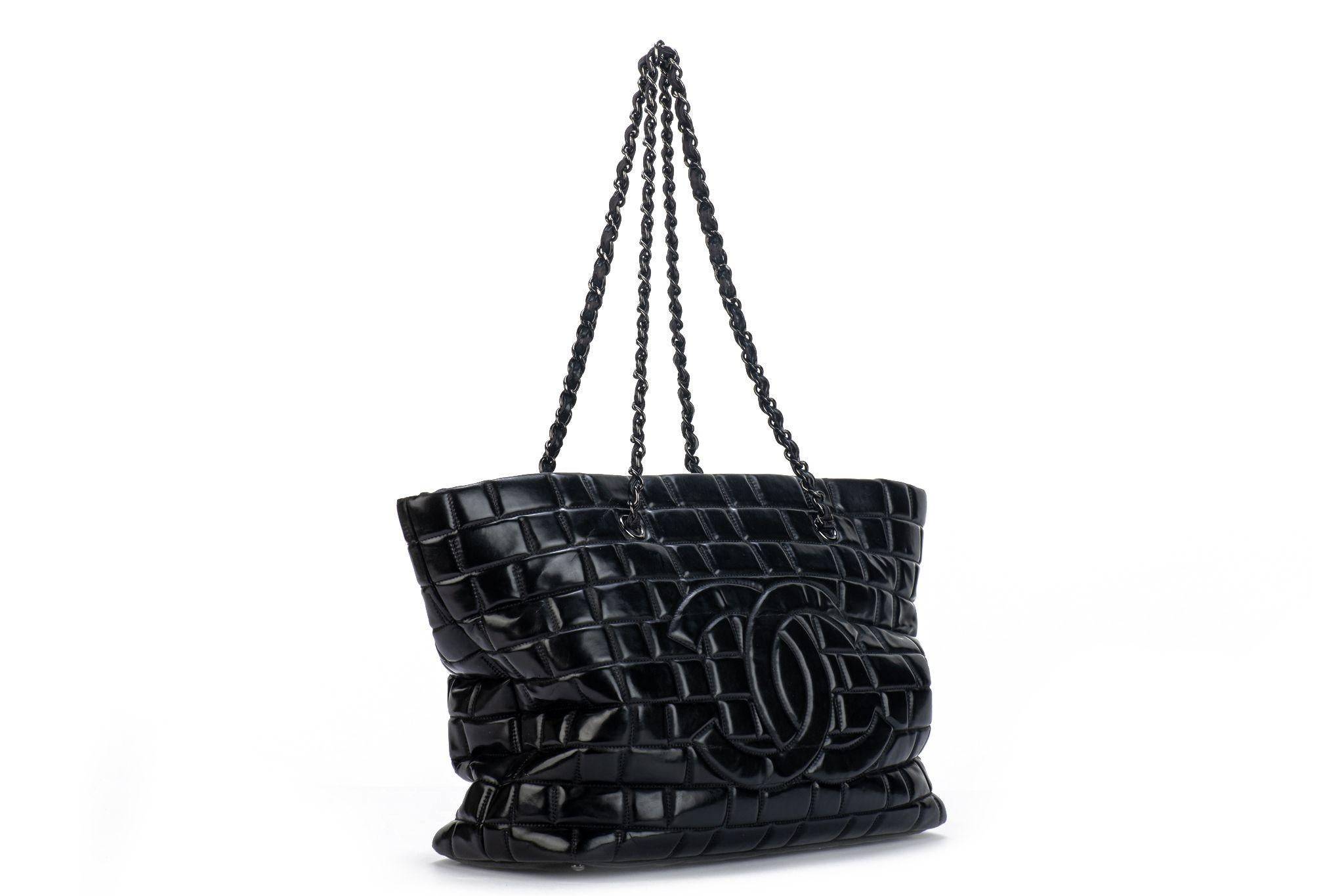 Chanel, tuiles brossées noir, grand sac à main en cuir, longueur de l'anse 11.5