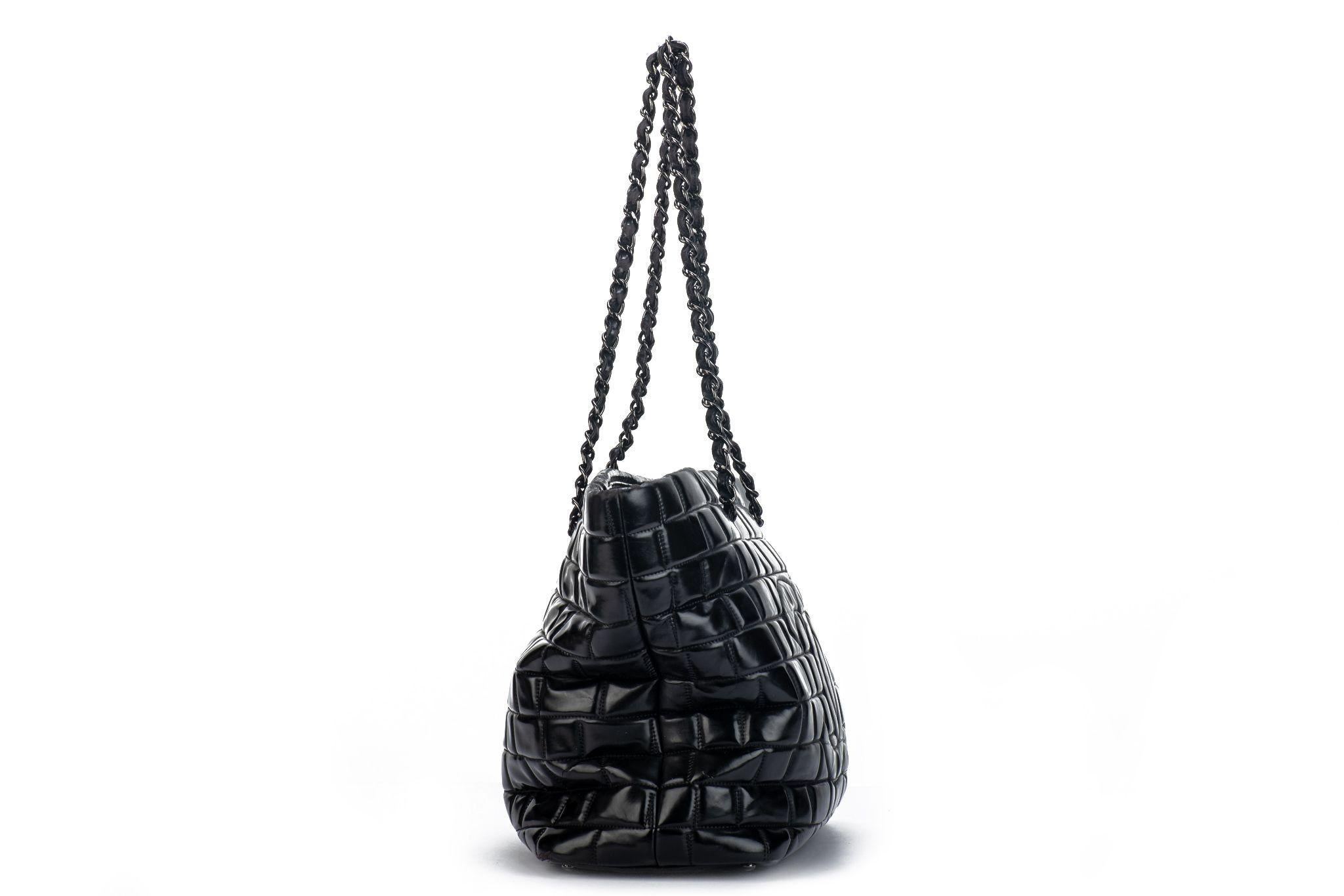Chanel Große Tragetasche aus schwarzem gebürstetem Leder (Schwarz) im Angebot