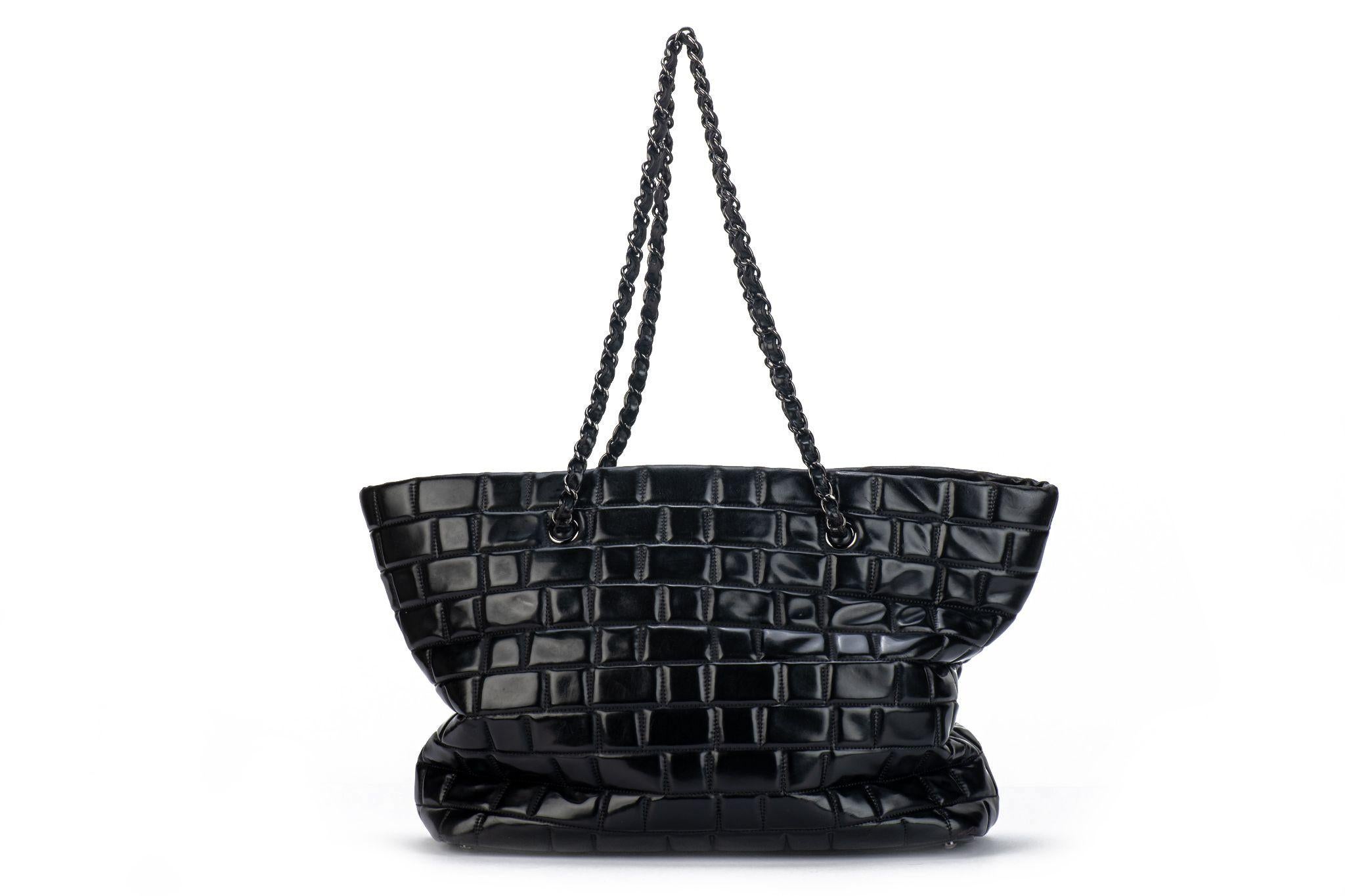 Chanel Große Tragetasche aus schwarzem gebürstetem Leder im Zustand „Gut“ im Angebot in West Hollywood, CA
