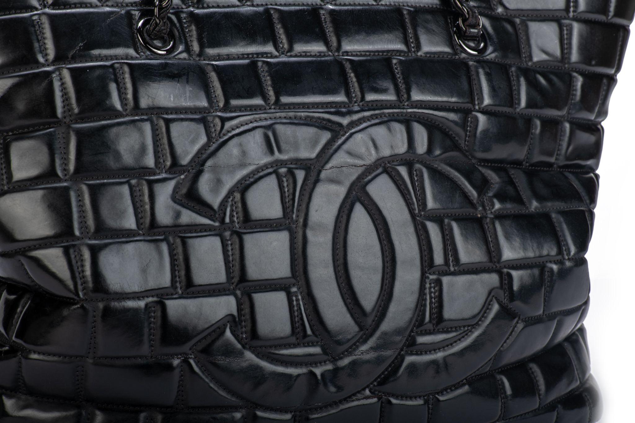 Chanel Große Tragetasche aus schwarzem gebürstetem Leder im Angebot 1