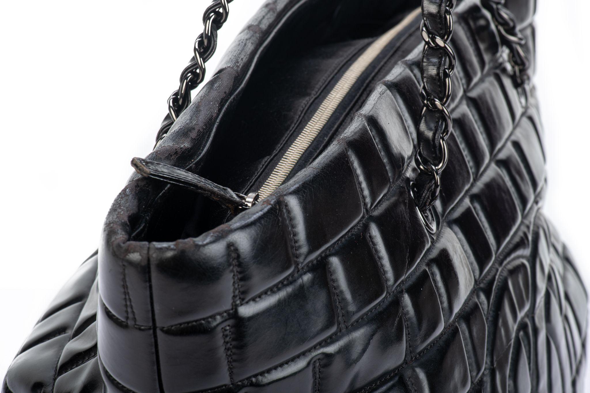 Chanel Große Tragetasche aus schwarzem gebürstetem Leder im Angebot 2