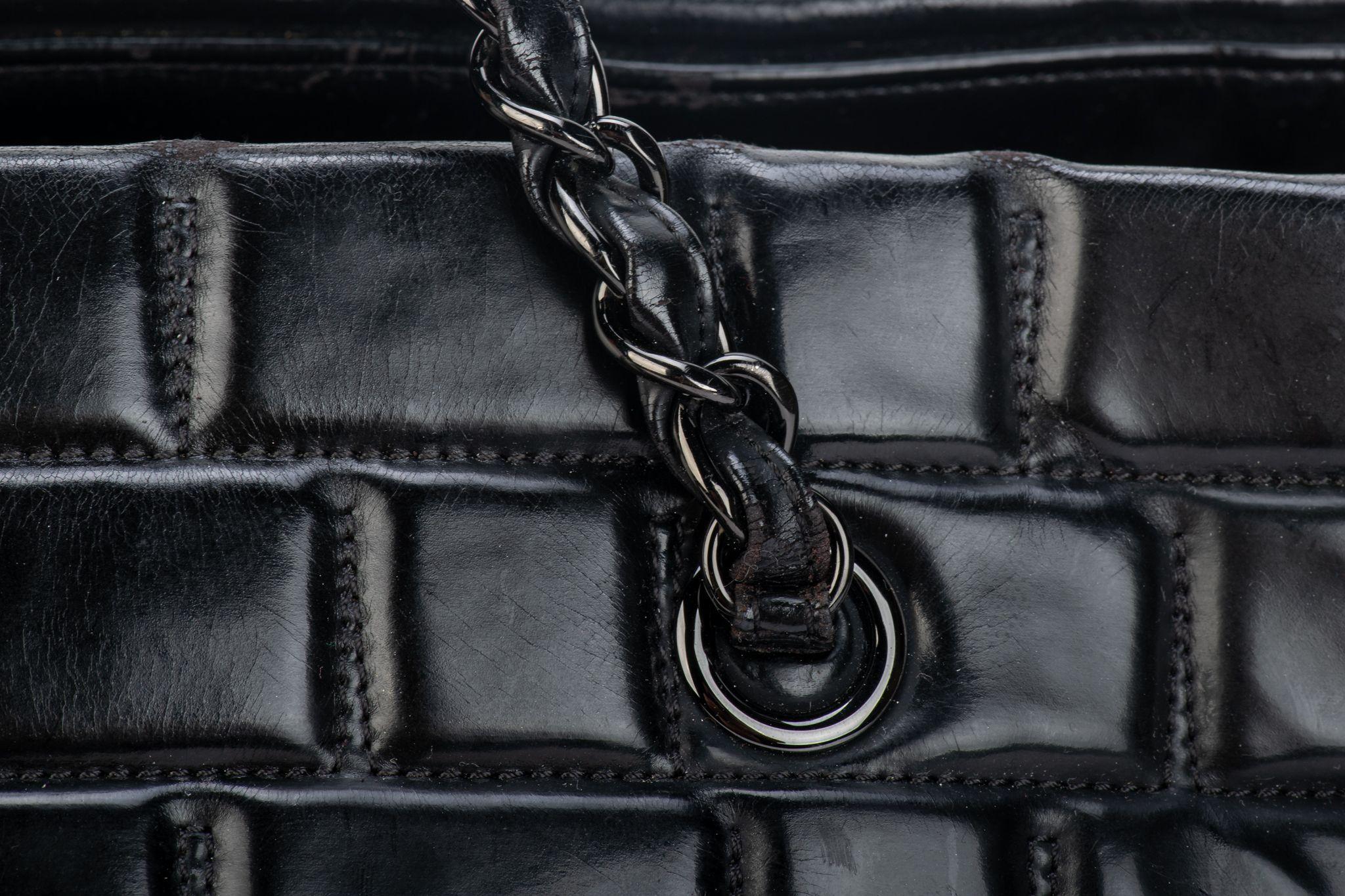 Chanel Große Tragetasche aus schwarzem gebürstetem Leder im Angebot 3