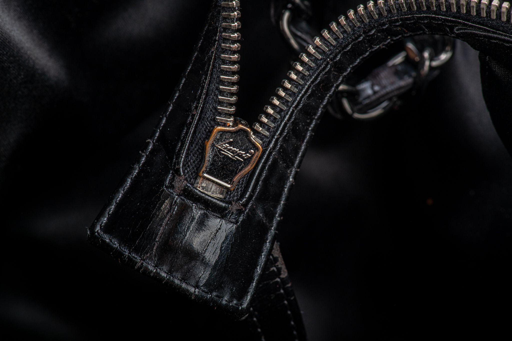 Chanel Große Tragetasche aus schwarzem gebürstetem Leder im Angebot 4