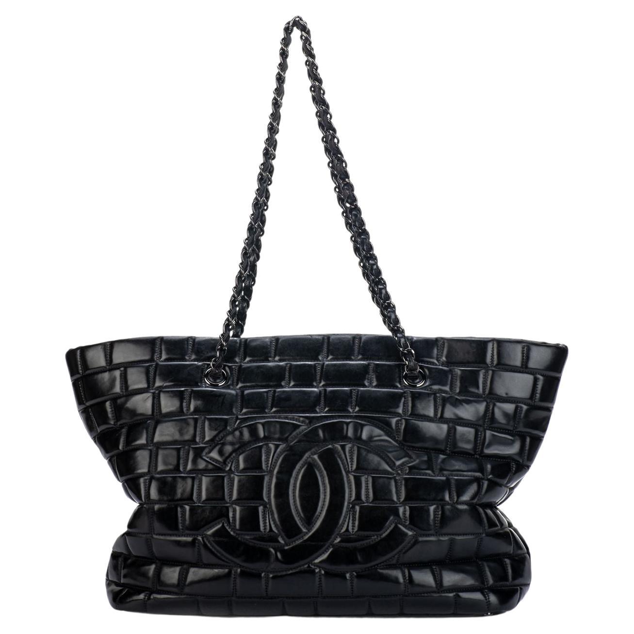 Chanel Große Tragetasche aus schwarzem gebürstetem Leder im Angebot