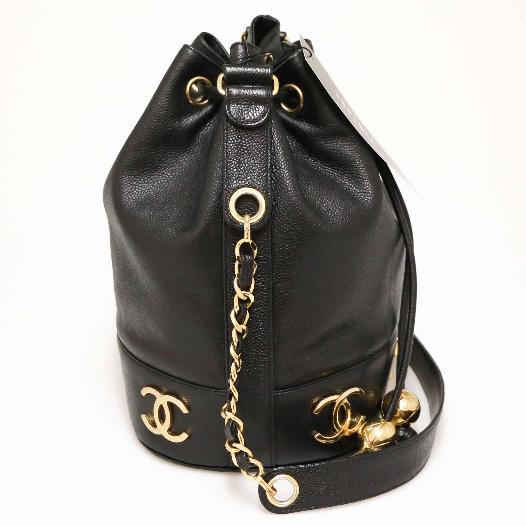 Wonderful vintage bucket bag with small pouch :
this bag is perfect for every day use or even for a fun night out !

Condition : very good
Made in France
Material : caviar leather
Interior : black leather
Color : black
Dimensions : 30 x 28 x 17