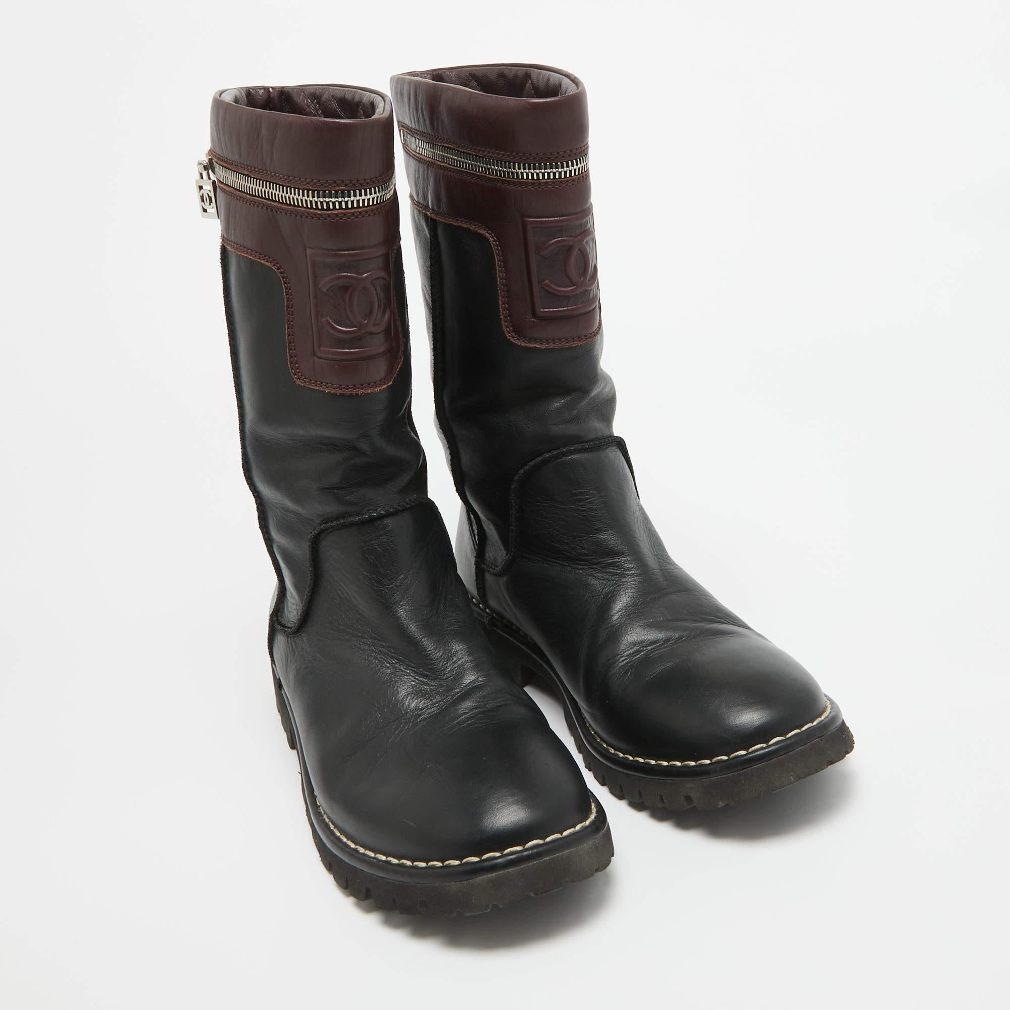 Chanel Black/Burgundy Leather CC Mid Calf Boots Size 39.5 In Good Condition For Sale In Dubai, Al Qouz 2